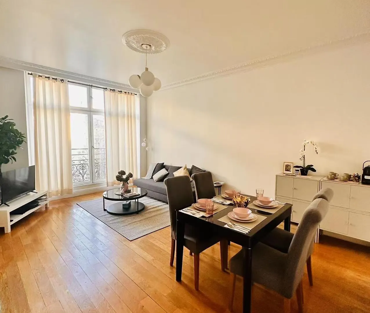 2 Bedrooms In Marais location